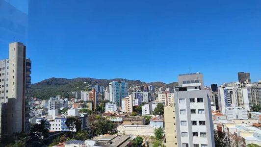 Céu azul no bairro Serra, na região Centro-Sul de BH