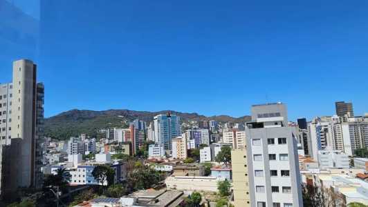 Céu azul no bairro Serra, na região Centro-Sul de BH