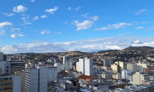 Céu claro com nuvens Juiz de Fora Foto Roberta Oliveira Itatiaia