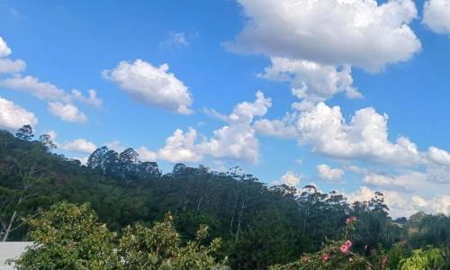 Céu claro com nuvens no início do verão 2025/2026 em Juiz de Fora