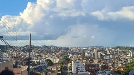 Céu claro no bairro Concórdia, na região Leste de BH, nessa segunda (20)