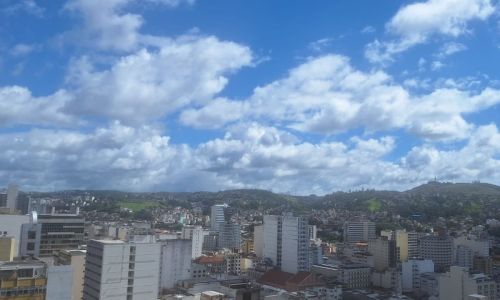 céu azul com nuvens no Centro de Juiz de Fora