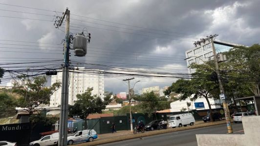 Céu da capital mineira fica parcialmente nublado neste sábado (25)