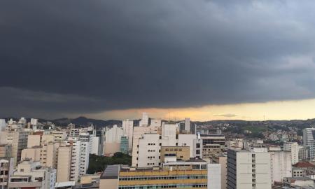 Céu nublado no fim da tarde de segunda (29) em Juiz de Fora