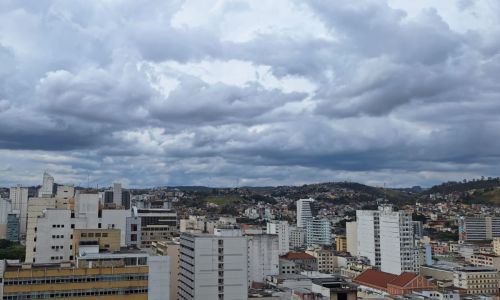 Céu nublado Centro Juiz de Fora Primavera Foto .jpg