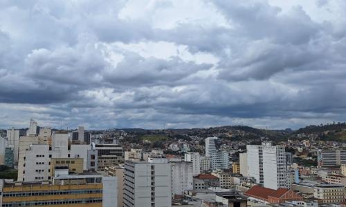 Céu nublado Centro Juiz de Fora Primavera Foto .jpg