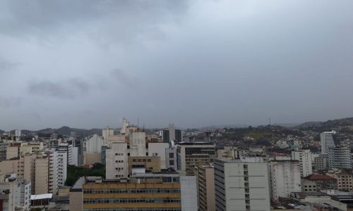 Céu nublado chuva Juiz de Fora região central Foto Roberta Oliveira Itatiaia.jpg
