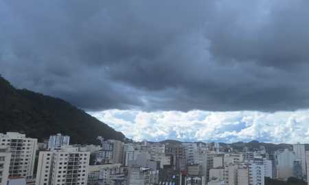 céu nublado nesta segunda (23) em Juiz de Fora