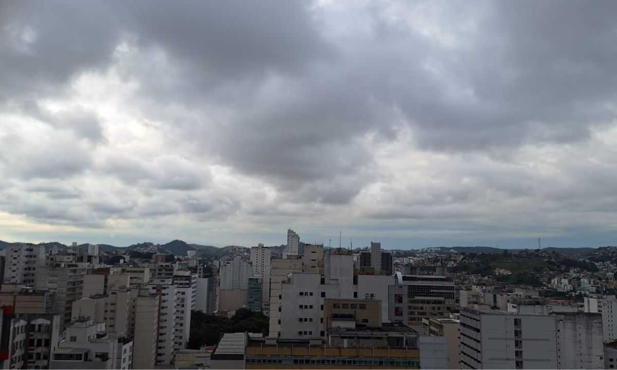 Feriado com céu nublado, pancadas de chuva e frio na Zona da Mata