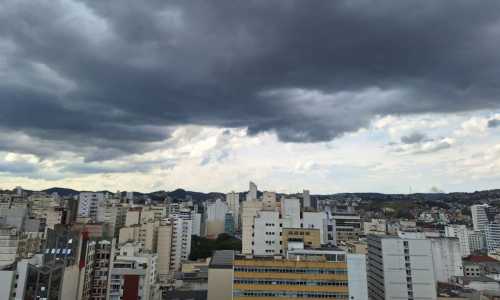 Céu nublado região central de Juiz de Fora