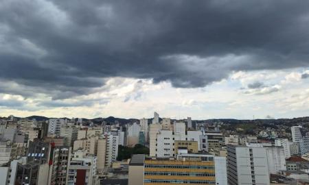 Céu nublado região central de Juiz de Fora