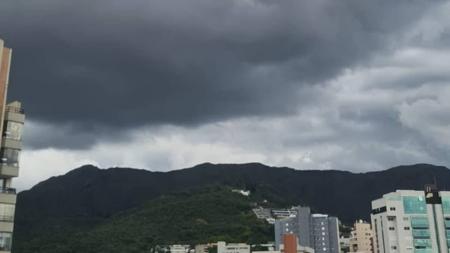 Céu nublado na região Centro-Sul de BH