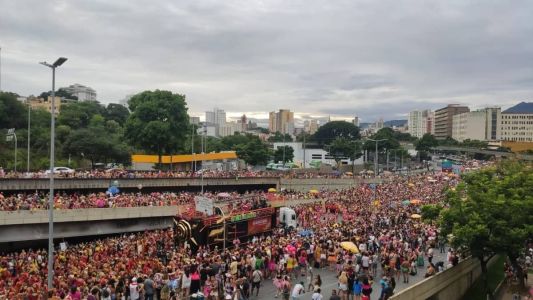 Céu nublado no início do desfile do Então, Brilha!