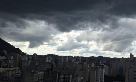 Registro do céu antes da tempestade que caiu em 10 de abril em Juiz de Fora