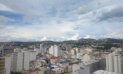 Céu parcialmente nublado Juiz de Fora