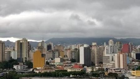 Céu será com muitas nuvens no feriado