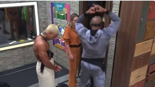 Cézar Black grita com Jaquelline enquanto a peoa está no banheiro