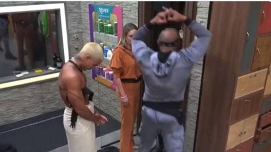 Cézar Black grita com Jaquelline enquanto a peoa está no banheiro
