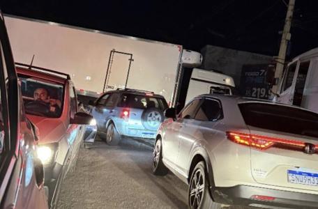 Trânsito parado na rua Beta, em Timóteo