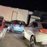 Caminhão fica preso após condutor tentar trafegar na via de acesso ao bairro Alegre, em Timóteo