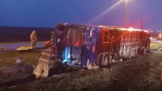 Ônibus irregular tombou enquanto fugia da escolta da Polícia Rodoviária Federal (PRF)