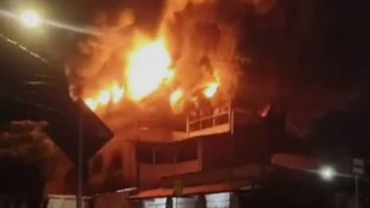 Vídeos mostram chamas altas e muita fumaça no último andar do imóvel