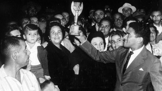 Garrincha com  a taça Jules Rimet em 1962
