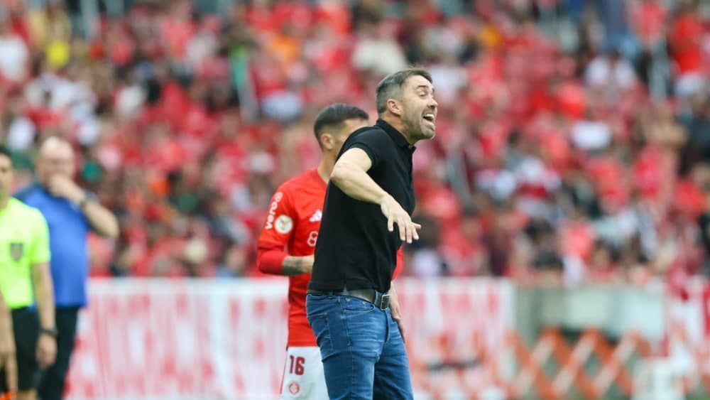 Coudet prega foco no Inter após goleada histórica em cima do Santos