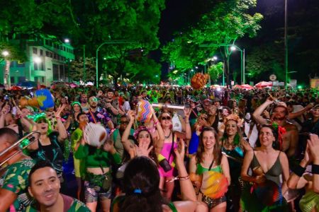 foliões no chama o sindico carnaval bh