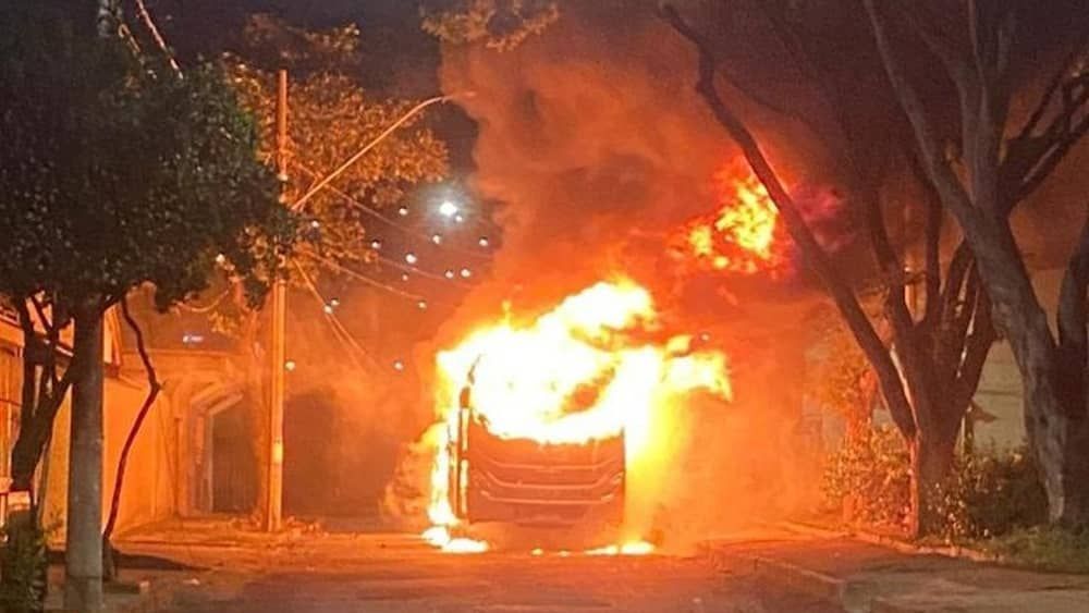 Veja como ficou o ônibus incendiado por trio encapuzado na região de Venda Nova