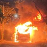 Veja como ficou o ônibus incendiado por trio encapuzado na região de Venda Nova