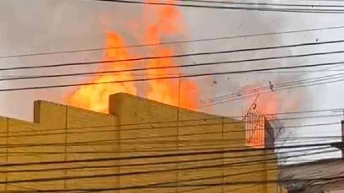 Vídeo mostra chamas consumindo supermercado no bairro Horto, em BH