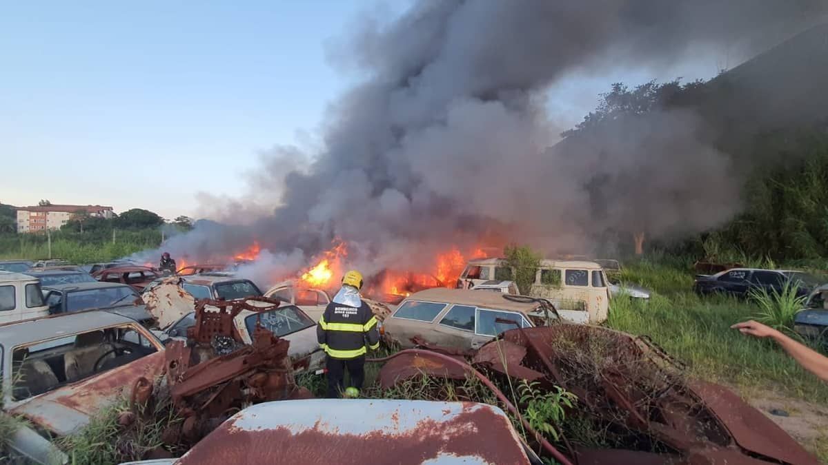 Incêndio atinge pátio do Detran em bairro de BH, e chamas ameaçam casas próximas