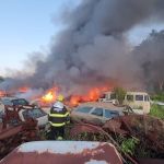 Incêndio atinge pátio do Detran em bairro de BH, e chamas ameaçam casas próximas