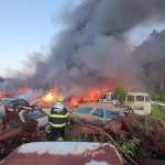 Incêndio atinge pátio do Detran em bairro de BH, e chamas ameaçam casas próximas