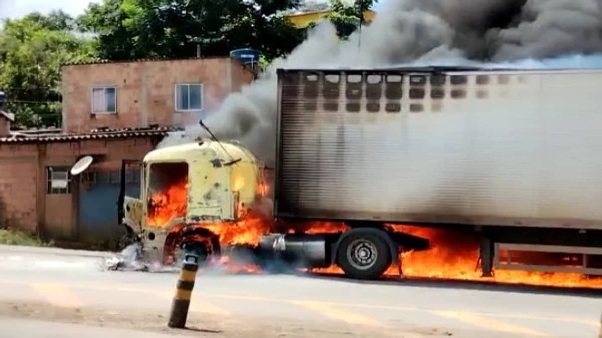 Carreta pega fogo na BR-381, em Santa Luzia, e chamas atingem casa 