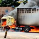 Carreta pega fogo na BR-381, em Santa Luzia, e chamas atingem casa 