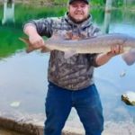 Homem captura peixe pré-histórico de 1,2 metro nos Estados Unidos 