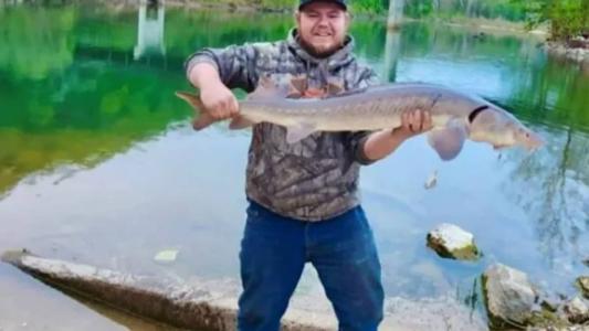 Chandler Lee Tudor com o peixe de 1,2 metros no rio Gasconade
