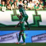 Chapecoense bate Vitória de virada e garante permanência na Série B