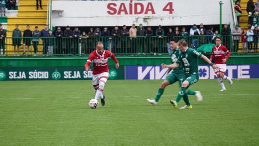 Chapecoense e CRB se enfrentam em jogo válido pela Série B do Campeonato Brasileiro