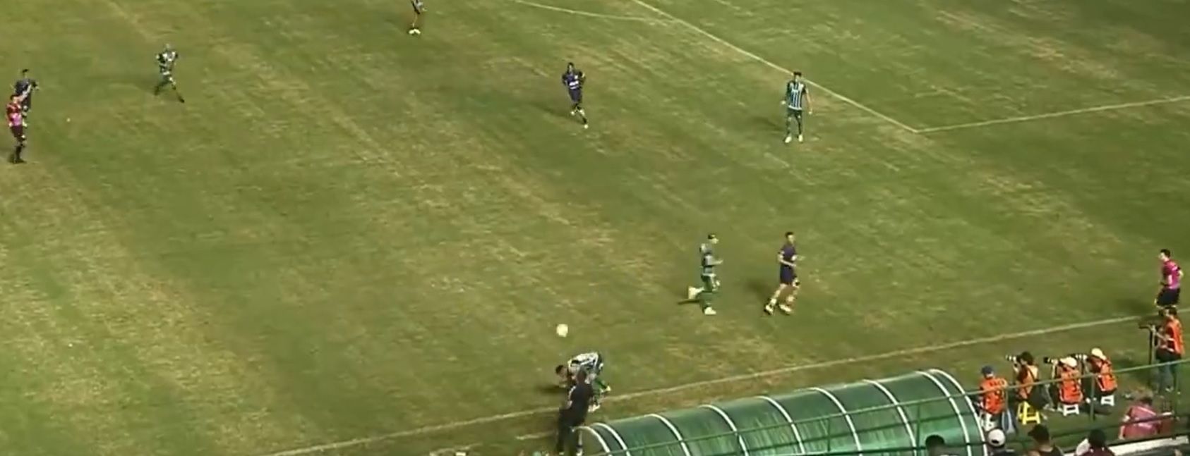 Técnico do Gama da chapéu em jogador rival e leva cartão; veja vídeo