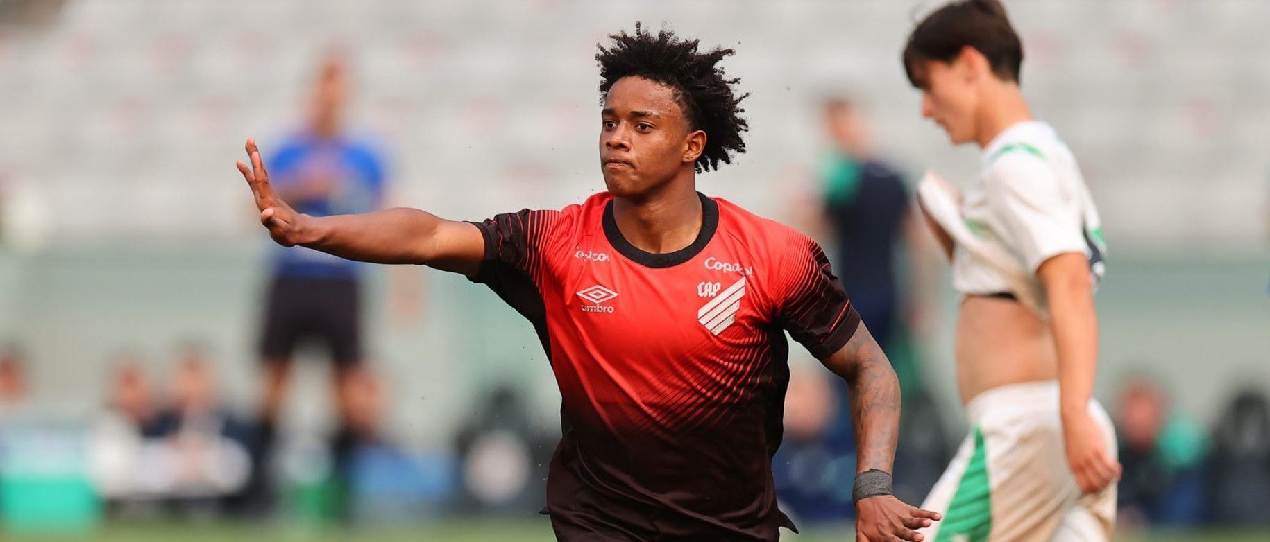 Benfica e Porto avaliam contratação de promessa do Athletico-PR