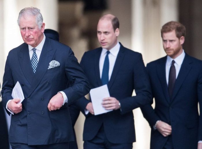 Rei Charles III com os filhos William e Harry
