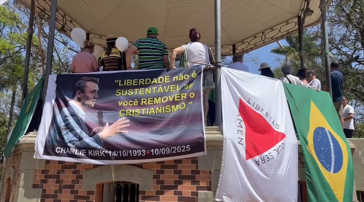 Manifestantes se reúnem na Praça da Liberdade, em BH, para homenagear ativista Charlie Kirk