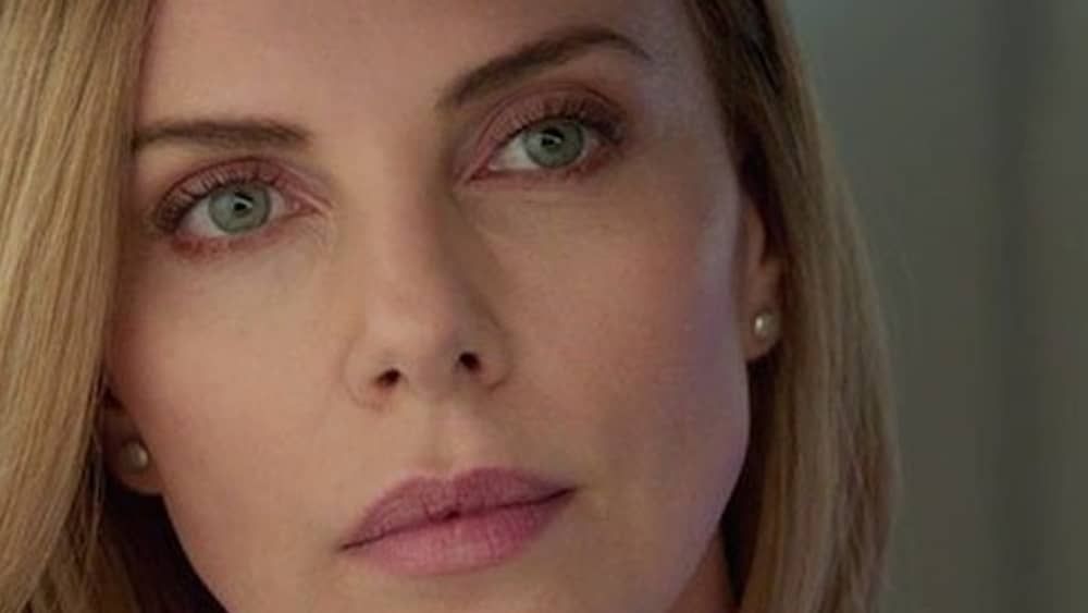 Mãe de Charlize Theron matou marido em legítima defesa e atriz recorda trauma