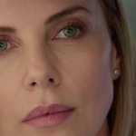 Mãe de Charlize Theron matou marido em legítima defesa e atriz recorda trauma