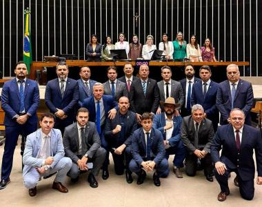 Charlles Evangelista aparece sentado ao lado de deputados que obstruíram a Câmara dos Deputados