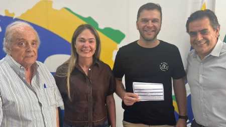 Charlles Evangelista (de preto) se filiou ao PL nesta segunda (30)