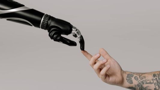 ChatGPT-4 aponta quais profissões podem ser substituídas por robôs e em quanto tempo